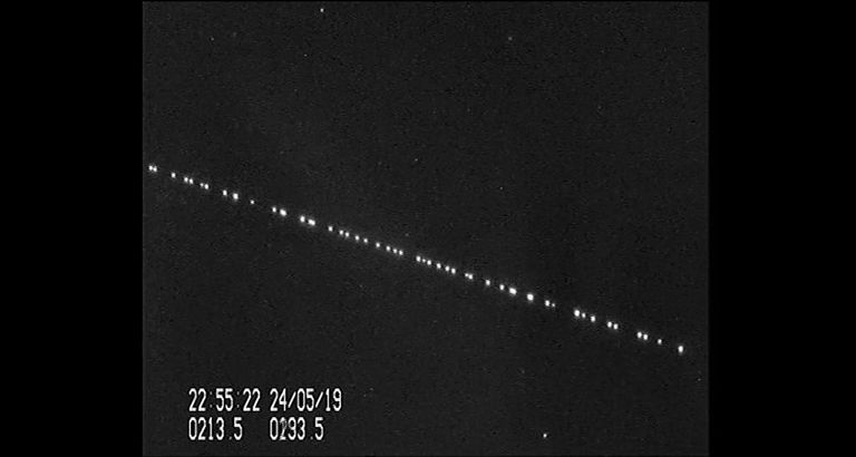 Vista de una serie de satélites en línea, como si fuera un tren Vista de una serie de satélites en línea, como si fuera un tren