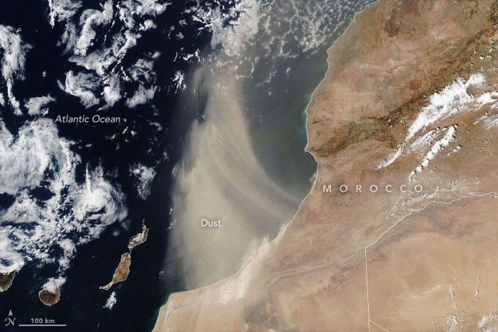 Imagen satelital de una gran columna de polvo sahariano que se desplaza hacia el oeste desde Marruecos sobre el Océano Atlántico, con las Islas Canarias visibles debajo de la nube de polvo. NASA