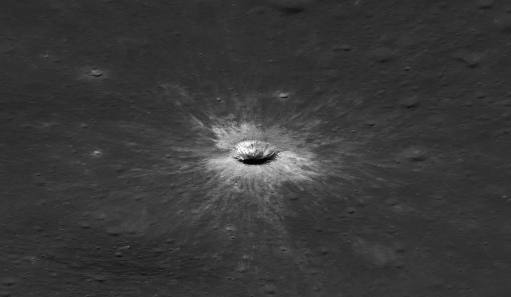 La misión Lunar Reconnaissance Orbiter (LRO) de la NASA ha descubierto un nuevo cráter en la Luna, formado por el impacto de un objeto ocurrido entre abril y mayo de 2024. La nueva estructura tiene unos 222 metros de diámetro y 43 metros de profundidad, y su formación podría producirse aproximadamente una vez cada siglo. La misión Lunar Reconnaissance Orbiter (LRO) de la NASA ha descubierto un nuevo cráter en la Luna, formado por el impacto de un objeto ocurrido entre abril y mayo de 2024. La nueva estructura tiene unos 222 metros de diámetro y 43 metros de profundidad, y su formación podría producirse aproximadamente una vez cada siglo. Crédito: NASA/LRO