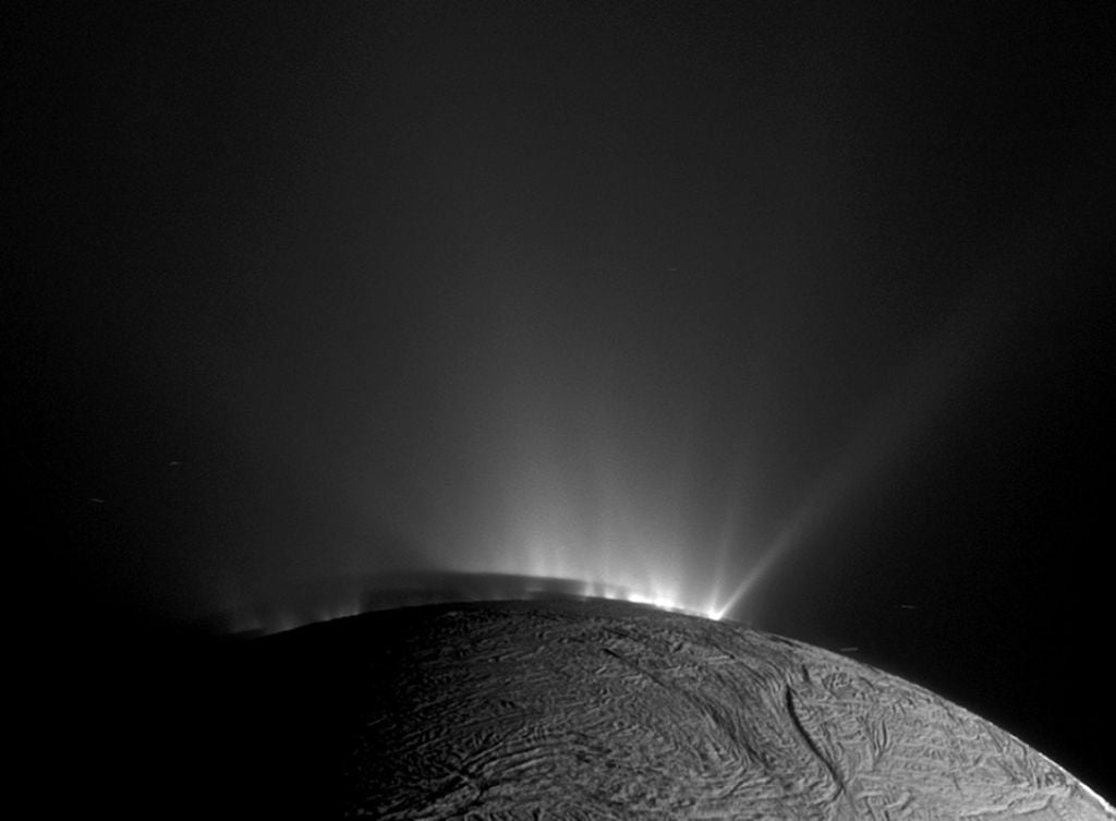 Découverte par James Webb ; vapeur d'eau d'Encelade