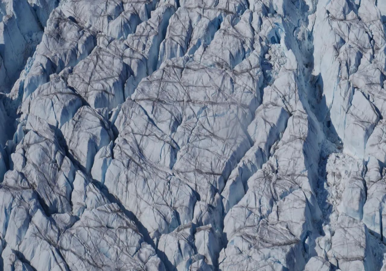 Las grietas en la capa de hielo de Groenlandia se hicieron mucho más grandes y profundas entre 2016 y 2021. Imagen: Tom Chudley (Durham University)