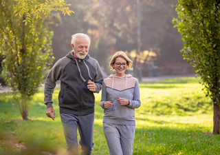 Nuevo estudio de Oxford revela que el estilo de vida y la naturaleza influyen más en el envejecimiento que la genética