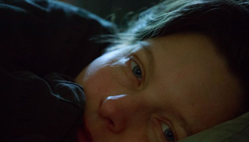 Despertarse en la madrugada es normal, pero el estrés y el aumento del cortisol pueden impedir volver a dormir, afectando la calidad del descanso.