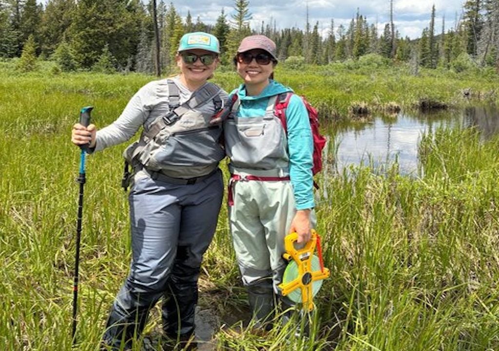 Luwen Wan y Emily Fairfax en un estanque de castores a orillas del río Little Laramie, en el condado de Albany, Wyoming Luwen Wan y Emily Fairfax en un estanque de castores a orillas del río Little Laramie, en el condado de Albany, Wyoming