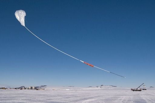Un nuevo instrumento de la NASA utiliz&oacute; la capa de hielo ant&aacute;rtica para explorar el universo extremo