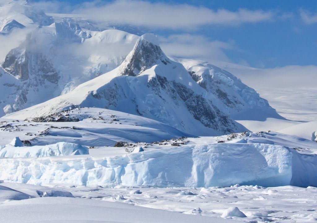 Los tres kilómetros de hielo sobre la superficie antártica impiden ver mucha de su topografía.
