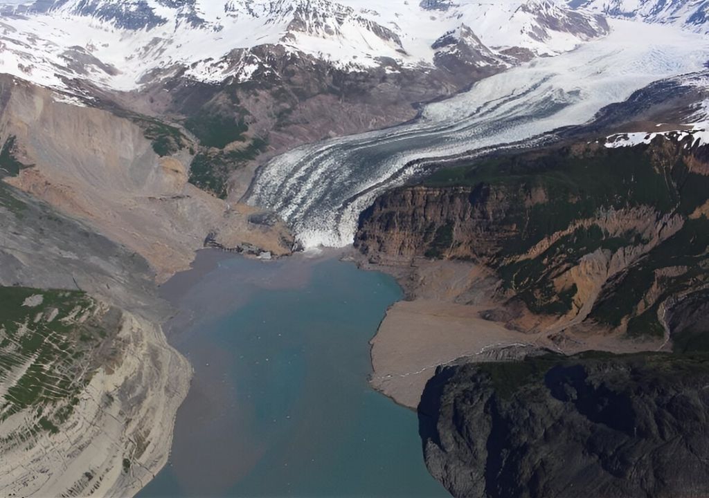 Glaciar deslizamientos de tierra tsunamis
