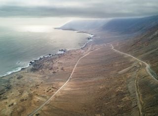 El sorprendente proyecto en Atacama que utiliza la niebla para llevar agua a una de las zonas más áridas del planeta