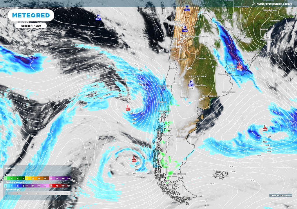 mapa de lluvias. El sistema frontal llegará a la zona centro-sur durante el sábado, impulsado por un profundo centro de baja presión en el Pacífico. El frente avanzará de norte a sur dejando lluvias, viento y nevadas en distintos sectores del país durante el fin de semana.