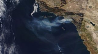 Nuevos incendios queman las colinas del sur de California