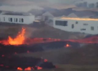 Nuova eruzione vulcanica in Islanda, la lava raggiunge le case: i video