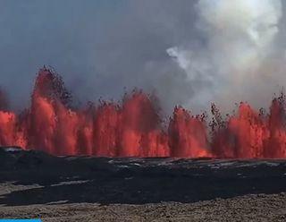 Una nueva erupción en Islandia obliga a miles de personas a abandonar sus casas: última hora y vídeos del muro de lava