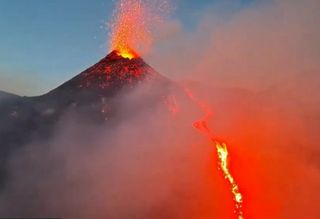 Nuove spettacolari eruzioni dei vulcani italiani: i video delle ultime ore dall'Etna e dallo Stromboli