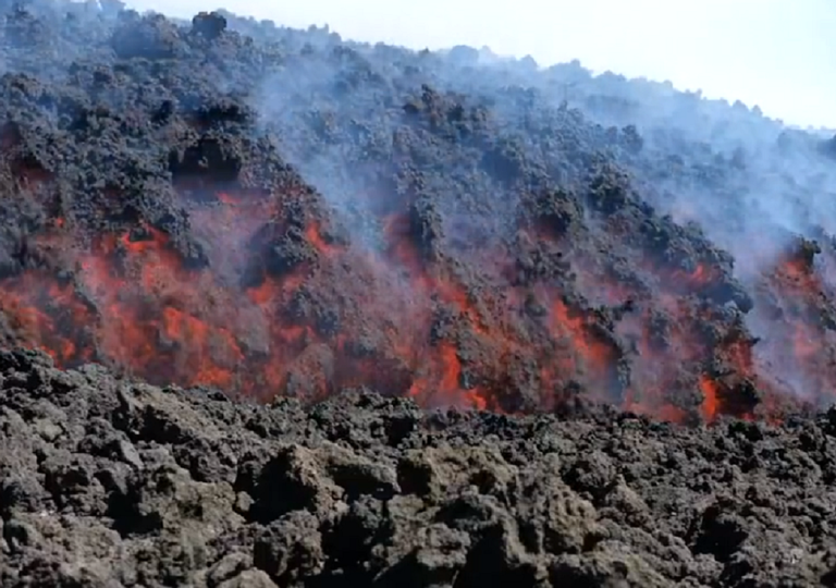Nuovo violento parossismo dell'Etna, comuni invasi dalla cenere: video Nuovo violento parossismo dell'Etna, comuni invasi dalla cenere: video