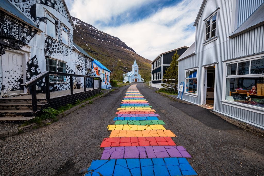 Seyðisfjörður Das isländische Städtchen ist auch wegen seiner Regenbogenstraße berühmt. Foto: Adobe Stock