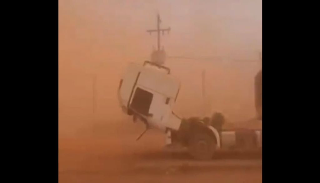 Registro em vídeo do momento em que uma gigantesca nuvem de terra e fortes ventos tomam conta de toda a cidade. Foto: Reprodução/ Redes Sociais Registro em vídeo do momento em que uma gigantesca nuvem de terra e fortes ventos tomam conta de toda a cidade. Foto: Reprodução/ Redes Sociais