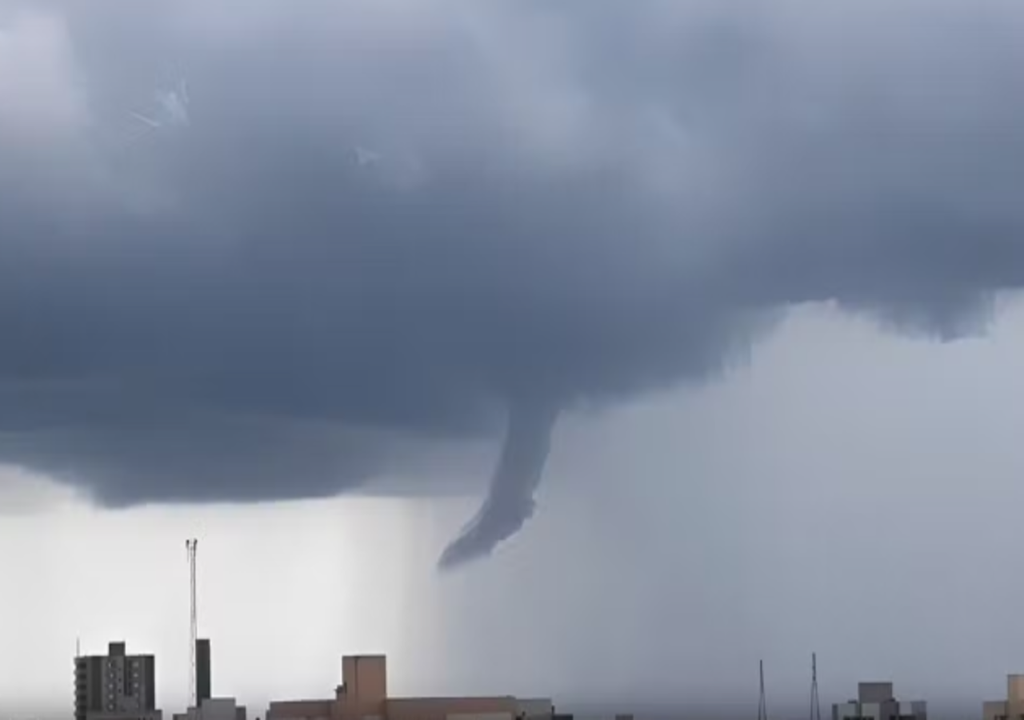 Fenômeno chamou atenção de moradores, mas não causou danos.