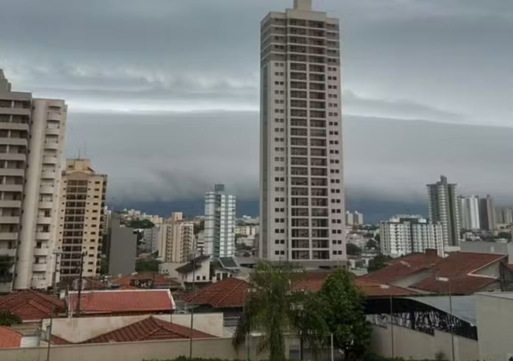 Mais um registro da manhã de segunda-feira (17) em Presidente Prudente (SP). Foto: Reprodução/Emerson Sanchez/TV Tem. Mais um registro da manhã de segunda-feira (17) em Presidente Prudente (SP). Foto: Reprodução/Emerson Sanchez/TV Tem.