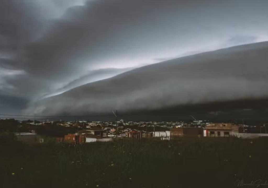 Shelf-cloud: nuvem-prateleira foi registrada na manhã de segunda-feira (17) em Presidente Prudente, São Paulo. Foto: Reprodução/Marcel Sachetti//G1/. Shelf-cloud: nuvem-prateleira foi registrada na manhã de segunda-feira (17) em Presidente Prudente, São Paulo. Foto: Reprodução/Marcel Sachetti//G1/.