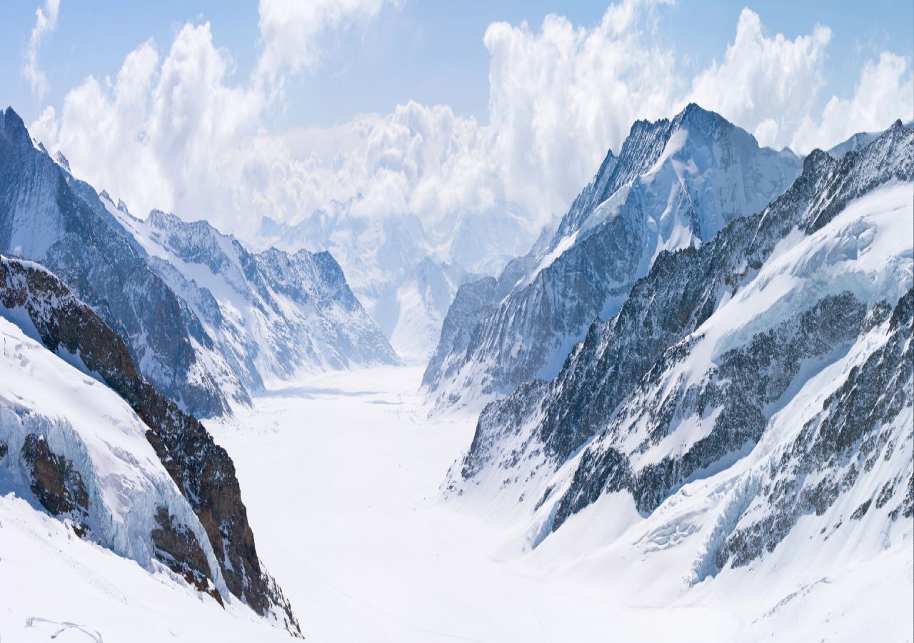 O Glaciar de Aletsch é um dos muito exemplares nos Alpes que têm visto a sua paisagem mudar significativamente.