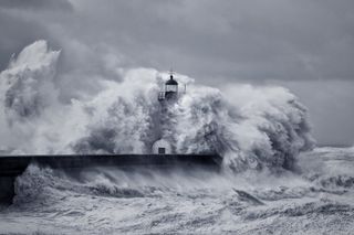 O aquecimento dos oceanos está deixando as ondas mais fortes