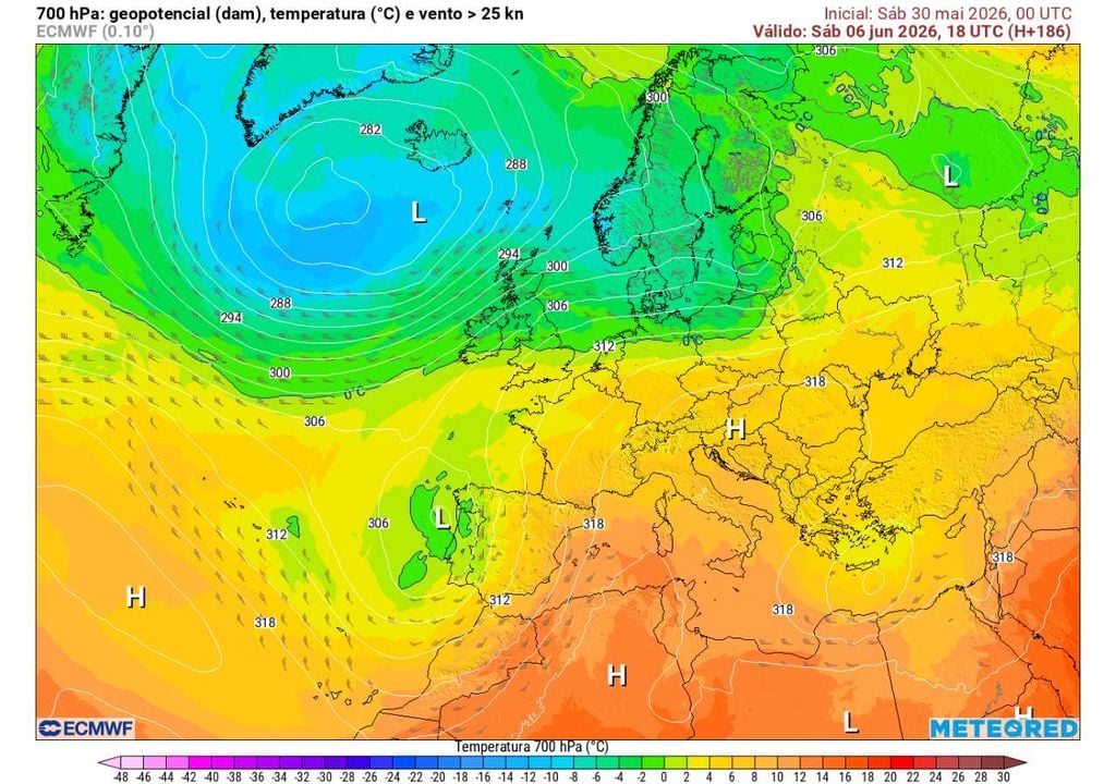 No mapa de geopotencial e temperatura a 700 hPa, o modelo europeu (ECMWF) sugere a possível formação de uma bolsa de ar frio junto à Península Ibérica, aumentando o potencial para chuva e instabilidade.