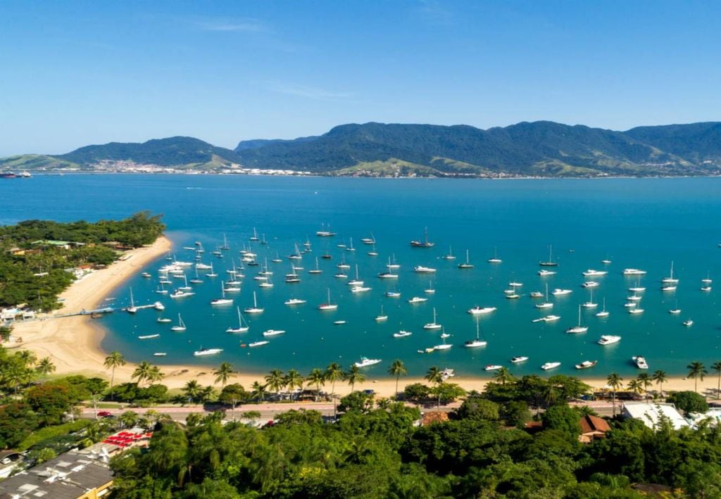 As praias de águas cristalinas e a Mata Atlântica preservada que fazem deste arquipélago um destino paradisíaco no Brasil. Crédito: Divulgação.
