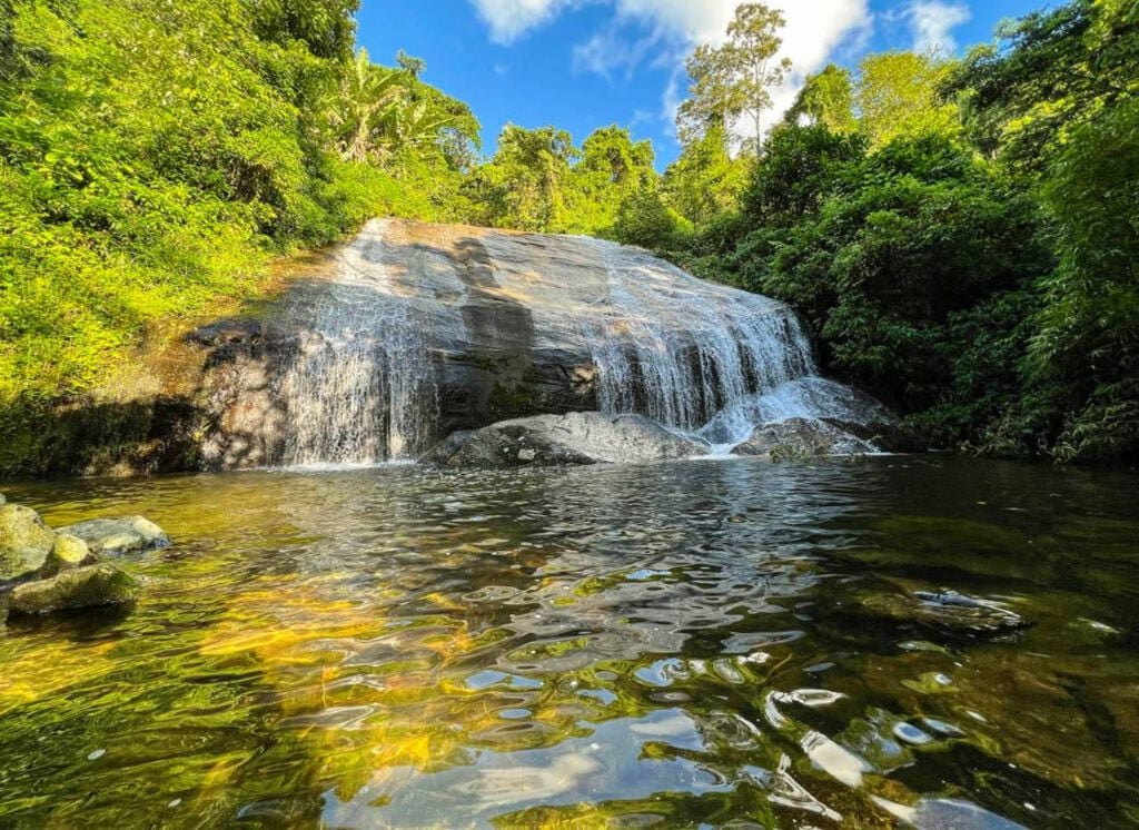 Um dos três tombos da Cachoeira dos Três Tombos, em Ilhabela (SP). Crédito: Divulgação.