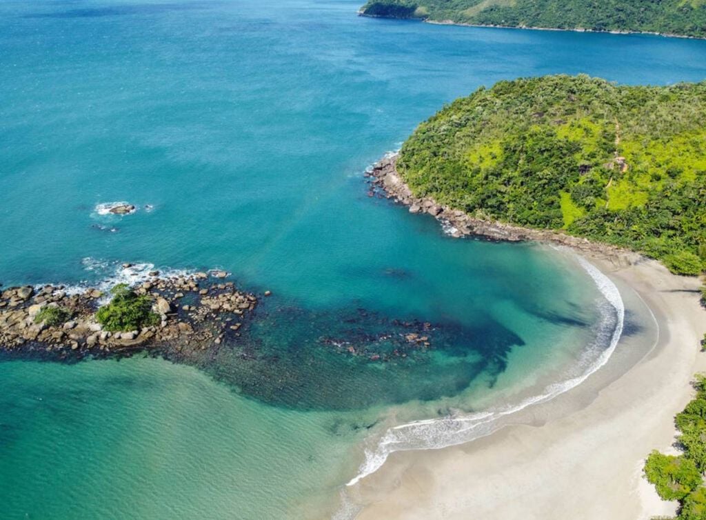 A Praia de Castelhanos, no lado mais selvagem de Ilhabela (SP). É muito visitada por turistas e oferece restaurantes e belas paisagens. Crédito: Divulgação.