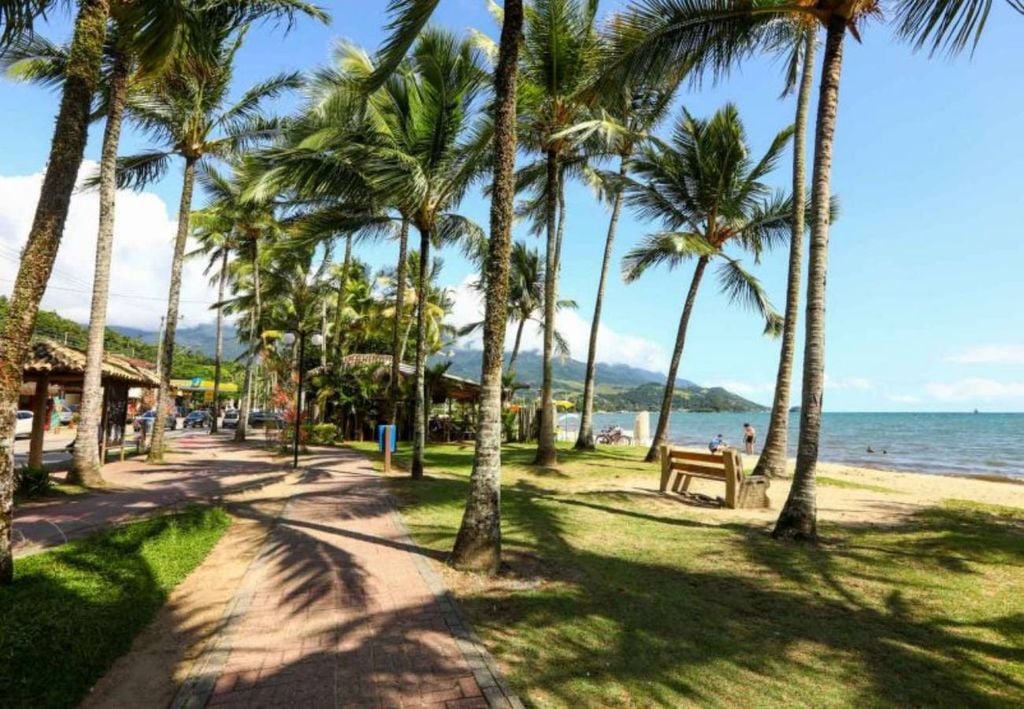 A bela Praia do Perequê, no centro de Ilhabela (SP). Crédito: Divulgação.