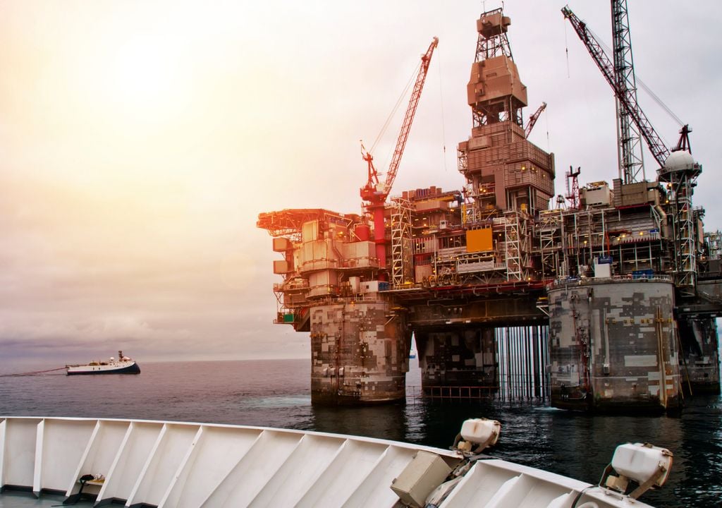 plataforma de extracción de petroleo en el océano vista desde un buque