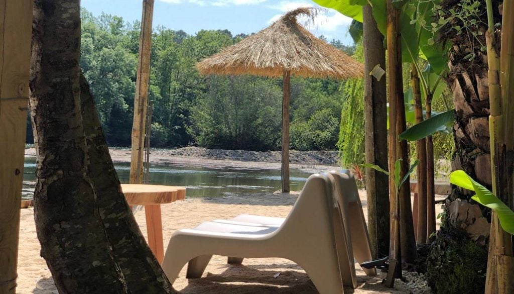 Chamam-lhe o "Bali português" — e não é difícil perceber porquê. Foto: Bamboo & Coconut // lagodoscisnespark