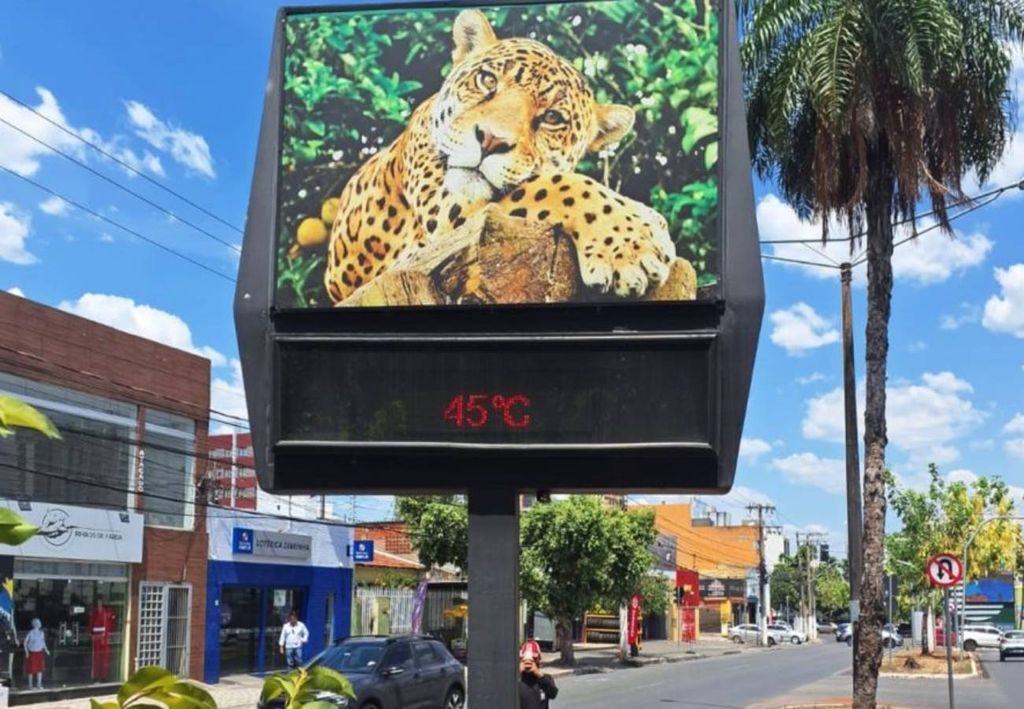 Termômetro de rua em Cuiabá (MT) registrou 45°C. Embora estes registros não representem a temperatura do ar, a cidade registrou oficialmente mais de 40°C por 6 dias seguidos. Créditos: Reprodução/Internet. Termômetro de rua em Cuiabá (MT) registrou 45°C. Embora estes registros não representem a temperatura do ar, a cidade registrou oficialmente mais de 40°C por 6 dias seguidos. Créditos: Reprodução/Internet.