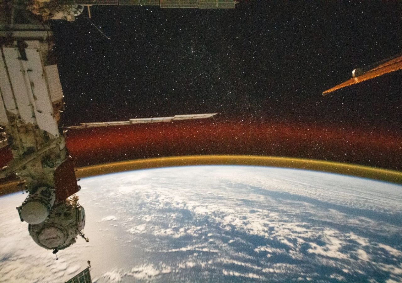 El brillo atmosférico de la Tierra se puede ver desde la Estación Espacial Internacional