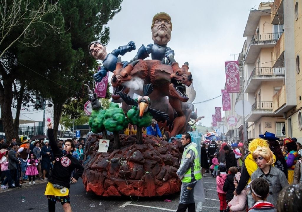 Os desfiles carnavalescos vão regressar a Torres Vedras entre 30 de abril e 3 de maio. Foto de arquivo: carnavaldetorresvedras.pt