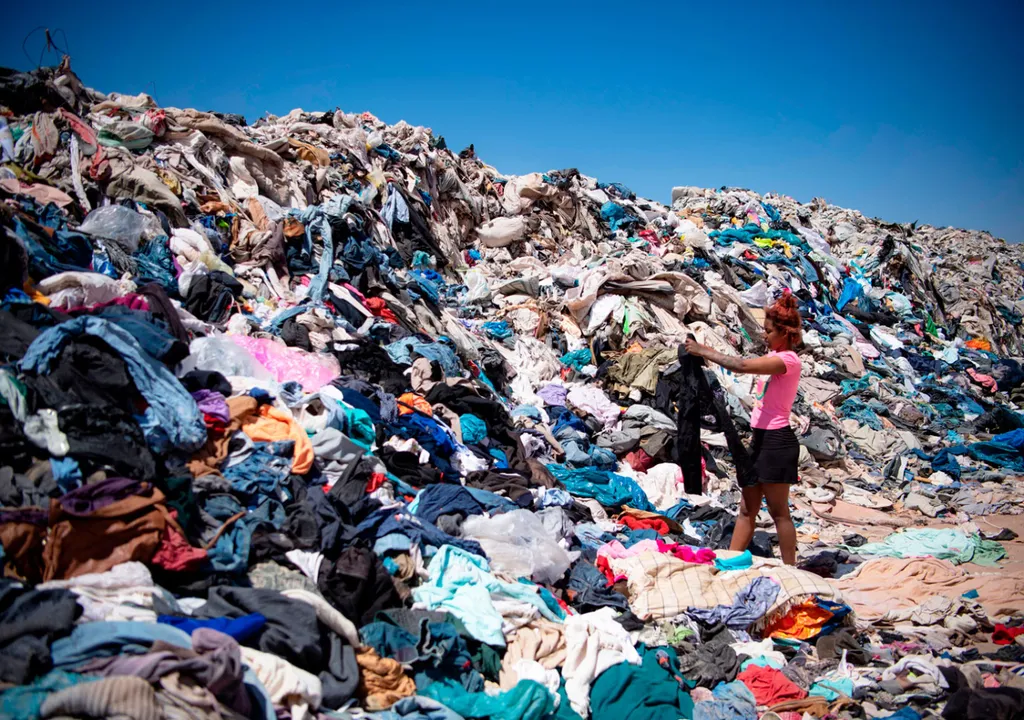 Environ 39 000 tonnes de vêtements d'occasion atterrissent chaque année dans le désert d'Atacama au Chili, formant une montagne inhabituelle à l'horizon.