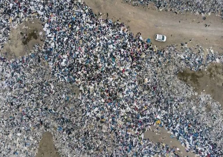 Vertedero de ropa en Atacama: el inmenso basurero del mundo en