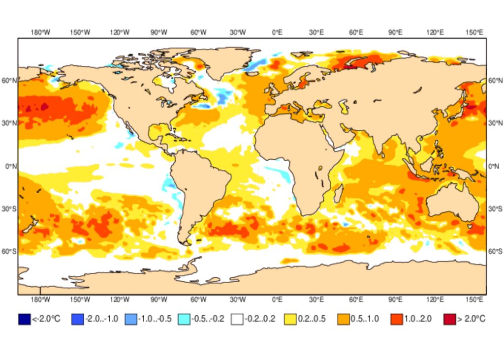 Mapa de previsão de anomalia da temperatura da superfície dos oceanos para o trimestre Junho - Julho - Agosto de 2025.