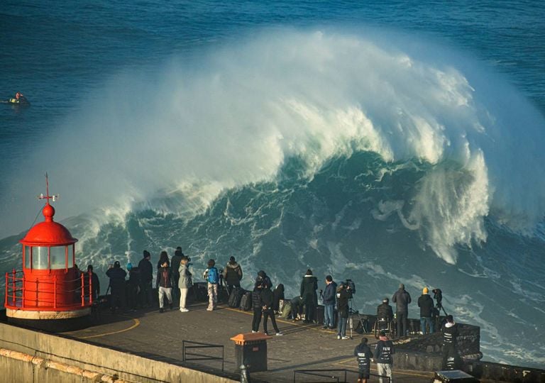 El sorprendente motivo por el que las olas en Nazar&eacute; (Portugal) superan a veces los 30 metros