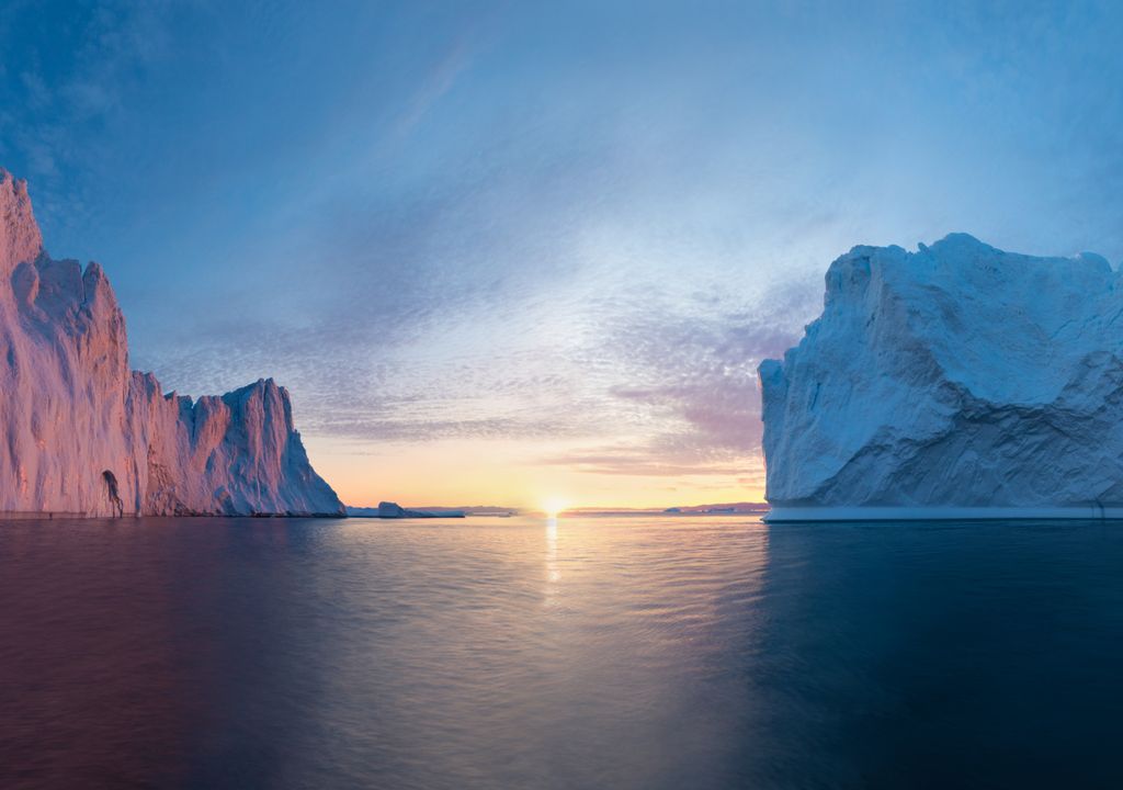 Sol en el horizonte del océano Ártico. Paisaje con témpanos.