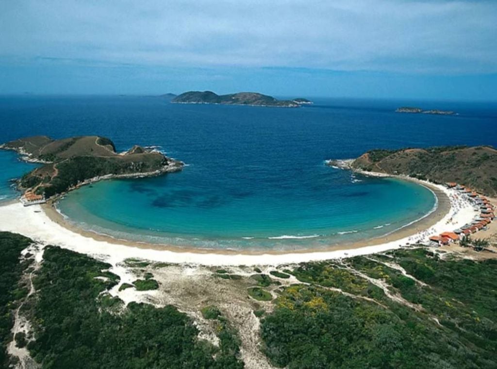 Com 600 metros de extensão e o formato natural de uma concha, esta praia é um verdadeiro encanto na região de Cabo Frio (RJ). Crédito: Divulgação.