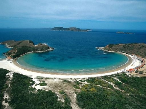 O destino perfeito para um bate‑volta de Niter&oacute;i: mar transparente e praia certificada