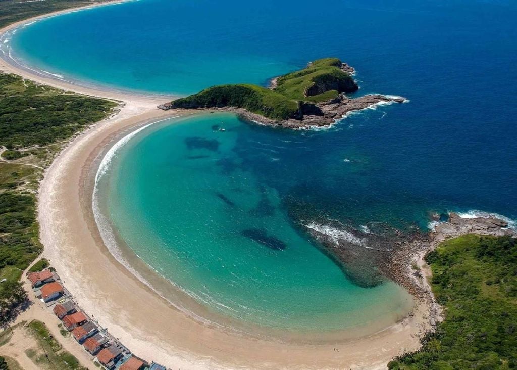 As duas praias vistas de cima surpreendem: a união forma a silhueta de um coração, um cenário único. Crédito: Divulgação.