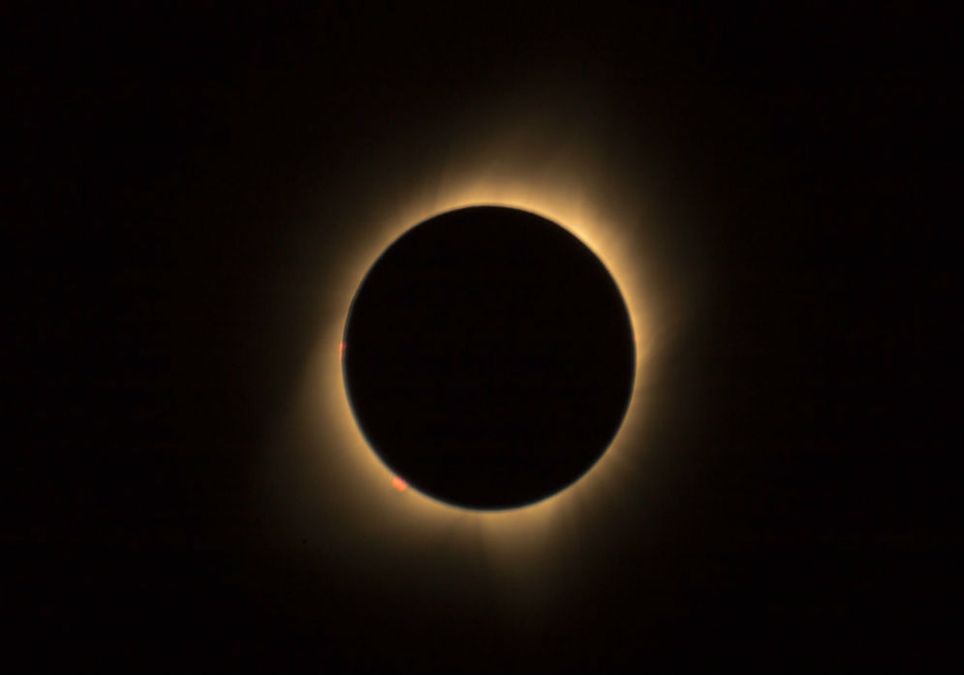 O eclipse total da Lua e o seu lado obscuro