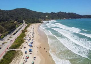 O estado com mais praias certificadas com o selo Bandeira Azul: descubra os destinos mais limpos do Brasil em 2025/2026