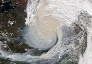 O fumo dos incêndios florestais cria espiral de "nuvens de fogo" no Canadá