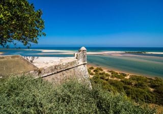 O lugar mais bonito de Portugal? Talvez seja esta aldeia de casinhas brancas, praia, mar azul e um pôr do sol de sonho