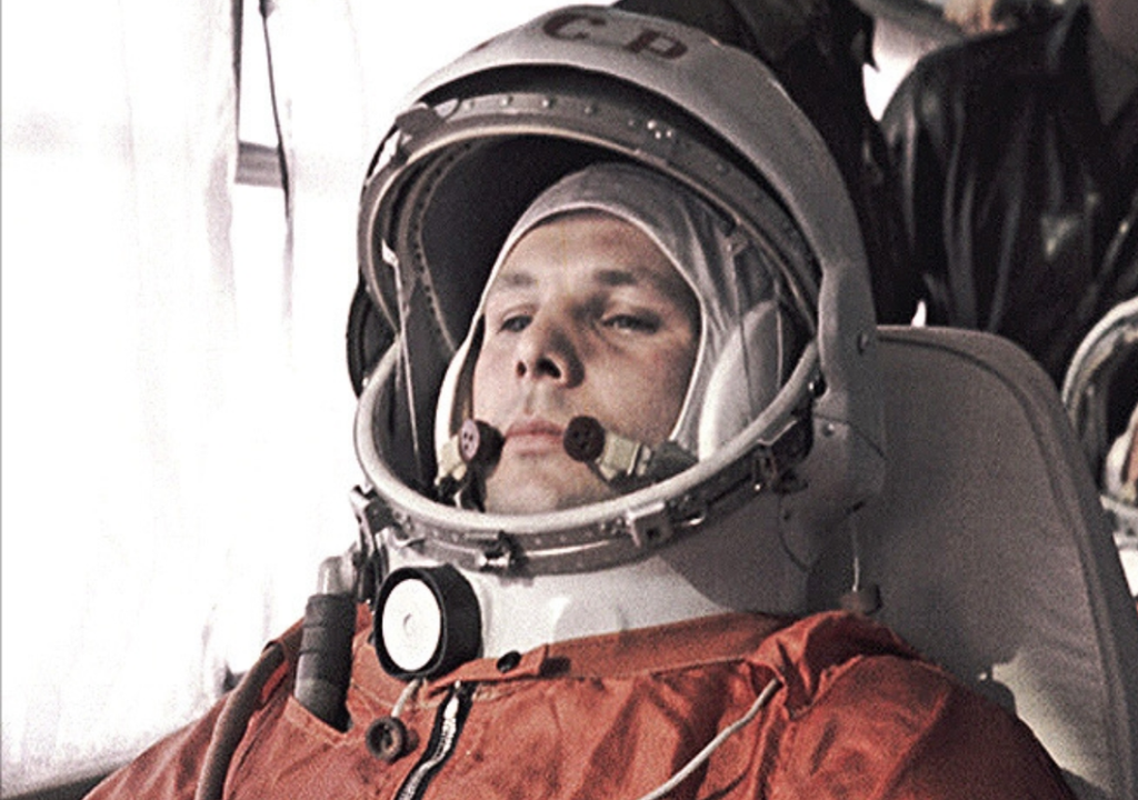 Yuri Gagarin no ônibus em direção à base lançamento. Yuri Gagarin no ônibus em direção à base lançamento.