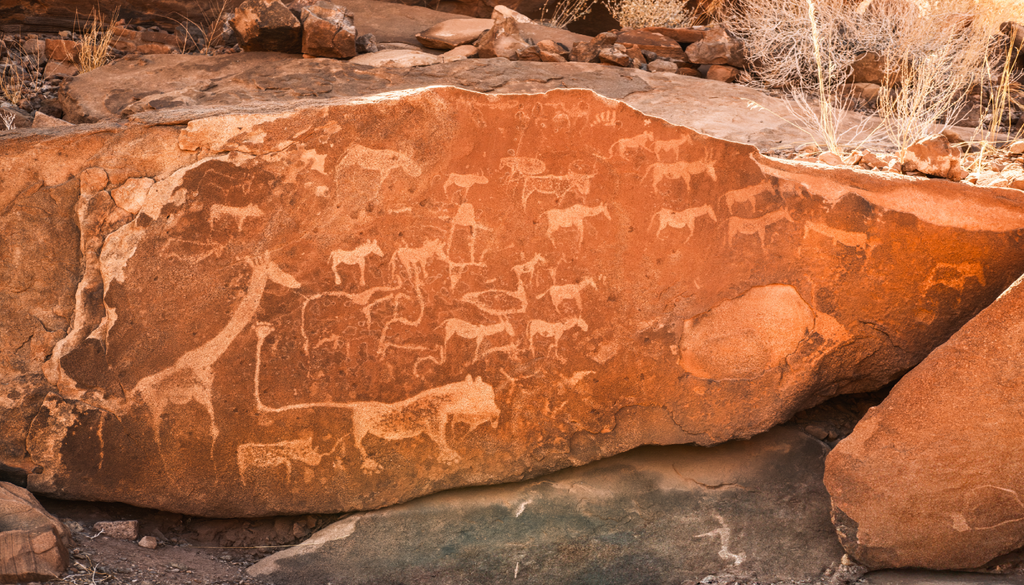 Gravuras de arte rupestre pré-histórica em Twyfelfontein, Kunene, Namíbia, incluindo o famoso Homem-Leão com dedos humanos nos pés e uma pegada na ponta da sua longa.