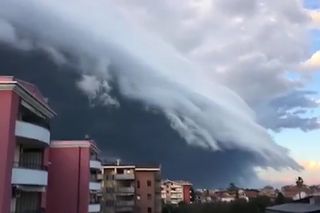 O 'monstro', ou shelf cloud, de ontem em Pescara